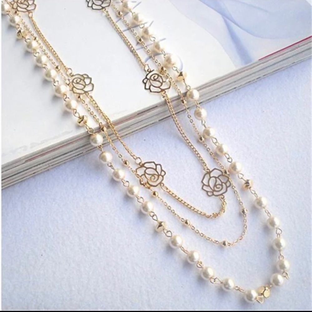 Beautiful triple layers pearls necklace